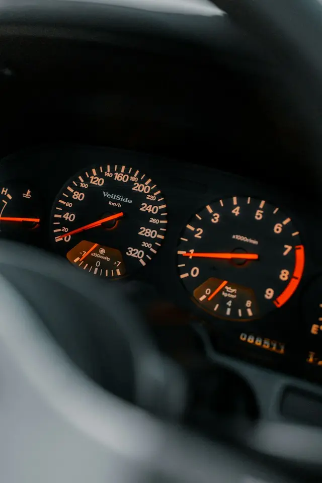 Tableau de bord de voiture avec compteur de vitesse et compte-tours