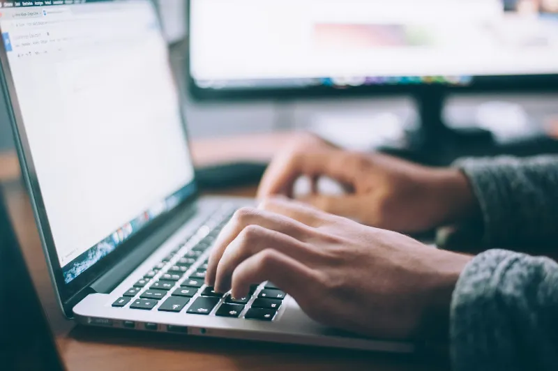 Des mains qui tapent sur un clavier d&rsquo;ordinateur