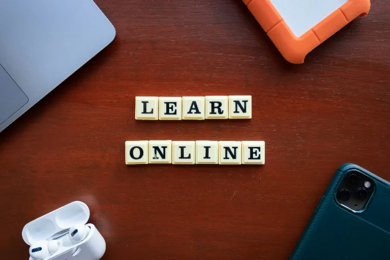 Des lettres de Scrabble indiquant &ldquo;Learn Online&rdquo;