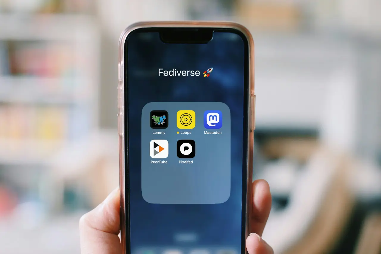Smartphone avec des icônes d&rsquo;apps Feediverse open source